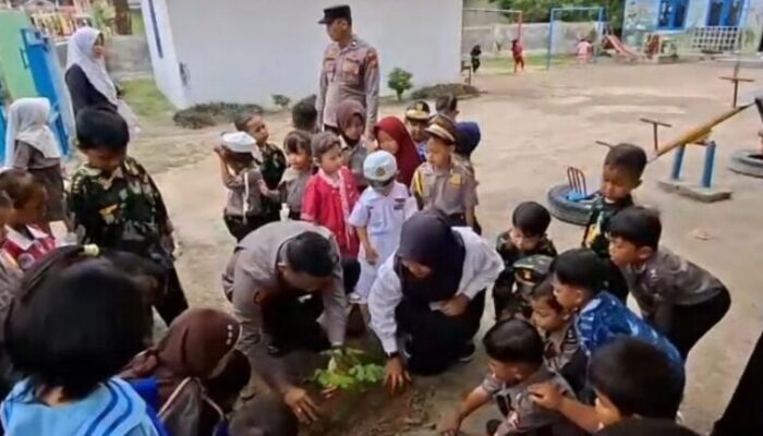 Polsek Lubuk Batu Jaya Gelar Green Policing di TK PKK Tunas Kulim Jaya