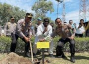 Melly Mike Tiba dengan Helikopter, Ikut Tanam Pohon di Mapolda Riau