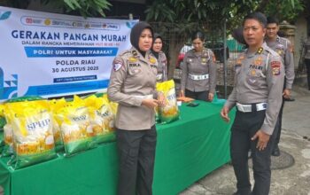 Ditlantas Polda Riau Salurkan 2 Ton Beras Lewat Gerakan Pangan Murah di Pekanbaru