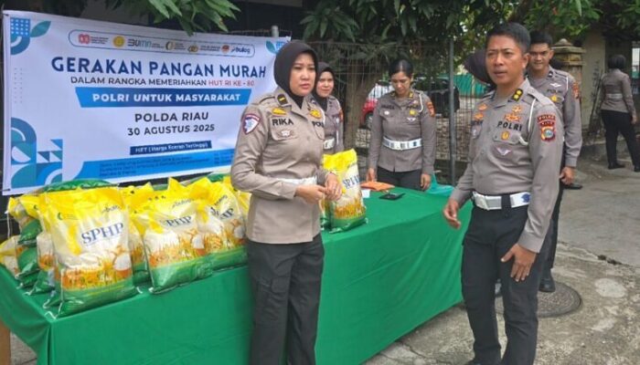Ditlantas Polda Riau Salurkan 2 Ton Beras Lewat Gerakan Pangan Murah di Pekanbaru