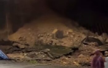 Longsor di Kelok Sembilan, Lalin Sumbar – Riau Lumpuh