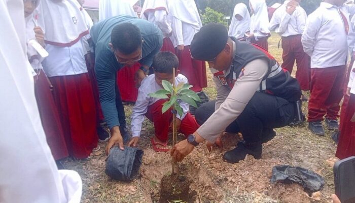Dukung Green Policing, Polres Siak Ajak Siswa SDIT Muthamainnah Tanam Pohon