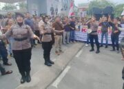 Dua Polwan Jadi Konduktor Indonesia Raya, Momen Haru Warnai Aksi Demo di Kejati Riau