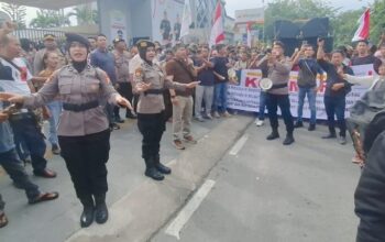 Dua Polwan Jadi Konduktor Indonesia Raya, Momen Haru Warnai Aksi Demo di Kejati Riau