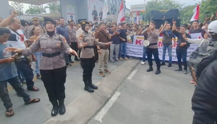 Dua Polwan Jadi Konduktor Indonesia Raya, Momen Haru Warnai Aksi Demo di Kejati Riau