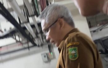 Kepala Dinas PUPR Riau Dibawa KPK, Sempat Acungkan Jempol ke Wartawan