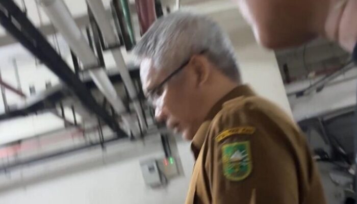 Kepala Dinas PUPR Riau Dibawa KPK, Sempat Acungkan Jempol ke Wartawan