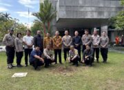 Polsek Sukajadi Tanam Pohon di Kantor BI Riau, Dukung Gerakan 21.000 Pohon