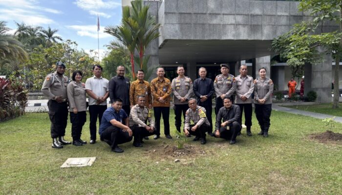 Polsek Sukajadi Tanam Pohon di Kantor BI Riau, Dukung Gerakan 21.000 Pohon